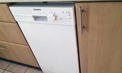 Így kötik be a mosogató gépeket Fejér Megyében